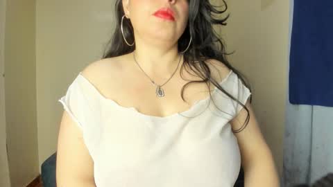 Snapshot of angela_suaza chatting on 27, 11, 2025 Angela online show from 27, 11, 2025