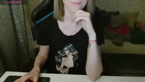 Snapshot of angelcute32 chatting on 27, 10, 2025 AngelCute32 online show from 27, 10, 2025