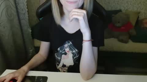 Snapshot of angelcute32 chatting on 9, 11, 2025 AngelCute32 online show from 9, 11, 2025