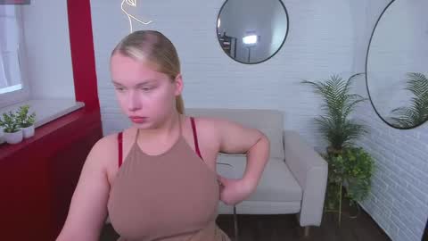 Snapshot of angelic_coy chatting on 24, 4, 2026 Angelic beauty online show from 24, 4, 2026