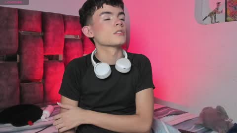 Snapshot of angelocute_ chatting on 4, 1, 2025 Angelo I work from home this is my room  online show from 4, 1, 2025