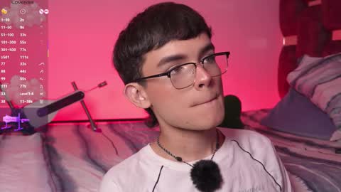 Snapshot of angelocute_ chatting on 25, 10, 2025 Angelo I work from home this is my room  online show from 25, 10, 2025