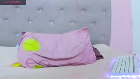 aniaross18 online show from 1, 3, 2025