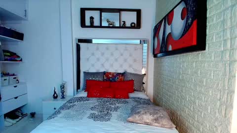 laura  online show from 4, 11, 2025