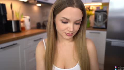 Im Anita thumb up me please its important online show from 19, 3, 2026