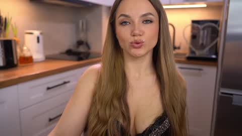 Im Anita thumb up me please its important online show from 2, 4, 2026