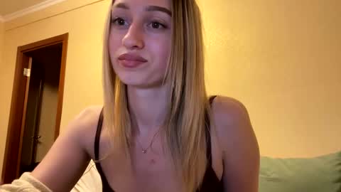 Snapshot of anjelika22 chatting on 14, 10, 2025 Anjelika online show from 14, 10, 2025