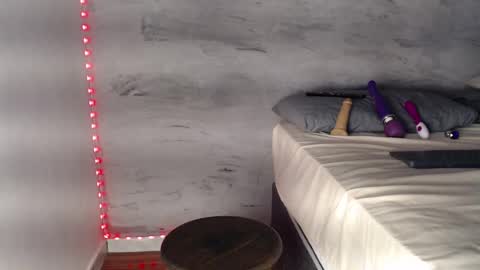 Hello My name is NaiaraPv is OPEN online show from 12, 12, 2024