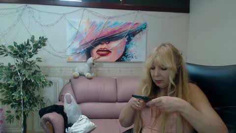 Anna Ditrih online show from 5, 1, 2025