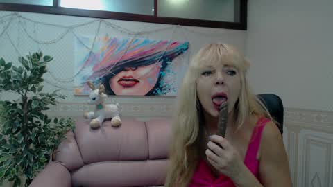 Anna Ditrih online show from 9, 1, 2025
