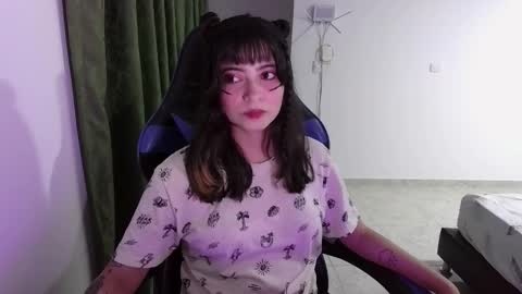 Snapshot of annacrow chatting on 13, 10, 2025 Anna online show from 13, 10, 2025