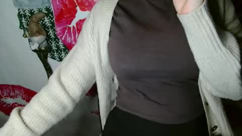 Snapshot of annbelll chatting on 10, 11, 2025 Bella online show from 10, 11, 2025