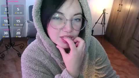 LAURA - A n n i e  S w a n online show from 5, 2, 2025