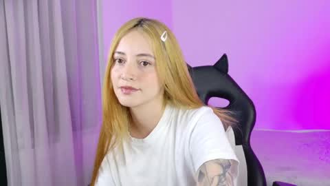 Snapshot of anniemora_ chatting on 6, 5, 2026 Annie online show from 6, 5, 2026