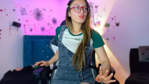 Snapshot of anniexmichael chatting on 7, 5, 2026 Annie Michael online show from 7, 5, 2026