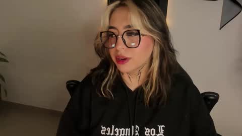 Snapshot of annikamerliahh_ chatting on 1, 2, 2026 Annika online show from 1, 2, 2026