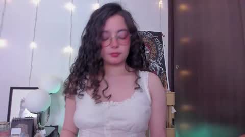 Snapshot of antoniart_ chatting on 2, 10, 2025 Antonia online show from 2, 10, 2025
