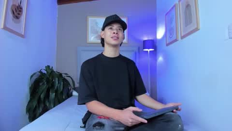 Apolo twink online show from 27, 10, 2025