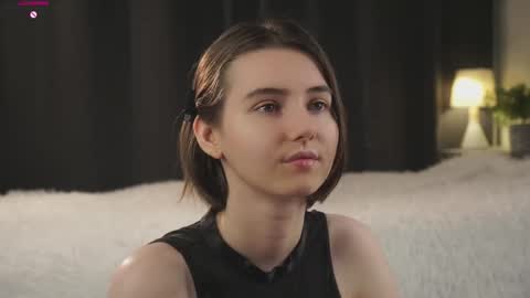 Snapshot of approche_toi_petite chatting on 5, 2, 2026 Meghan online show from 5, 2, 2026