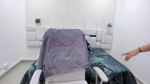 aradia_kiss online show from 12, 10, 2025