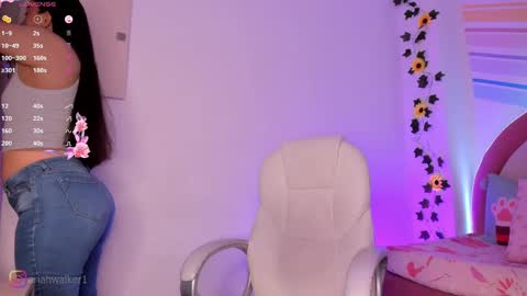 Snapshot of ariiah_walker_ chatting on 8, 10, 2025 Ariah online show from 8, 10, 2025