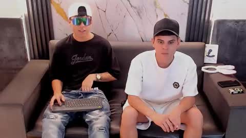 Aroon   online show from 5, 4, 2026