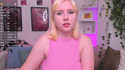 Snapshot of art_lovee chatting on 18, 9, 2025 Lea online show from 18, 9, 2025
