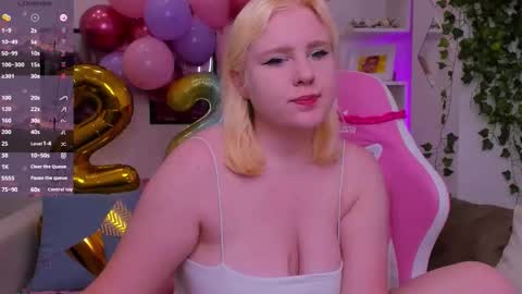 Snapshot of art_lovee chatting on 11, 10, 2025 Lea online show from 11, 10, 2025
