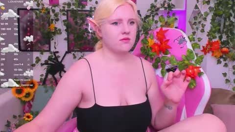 Snapshot of art_lovee chatting on 22, 10, 2025 Lea online show from 22, 10, 2025