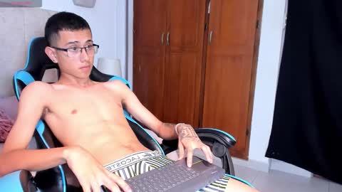 Snapshot of asher_lux chatting on 22, 12, 2025 Asher online show from 22, 12, 2025