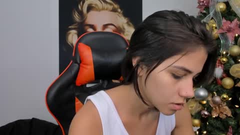 Snapshot of ashleytravis_ chatting on 26, 12, 2024 online show from 26, 12, 2024