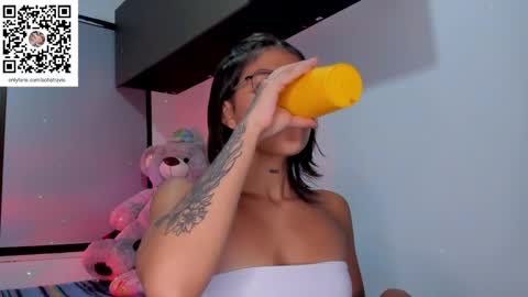 Snapshot of ashleytravis_ chatting on 22, 1, 2025 online show from 22, 1, 2025