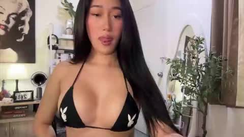 Snapshot of asianbigsausage chatting on 27, 11, 2025 Cassievxx online show from 27, 11, 2025