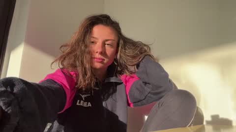 Snapshot of asleyfabello chatting on 5, 7, 2026 Monica online show from 5, 7, 2026