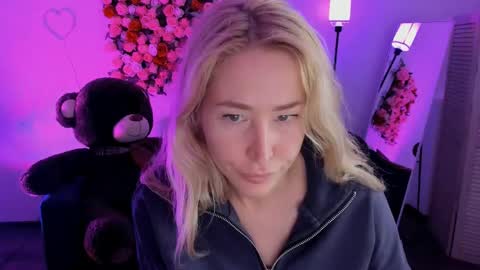 astramonroe online show from 18, 4, 2026