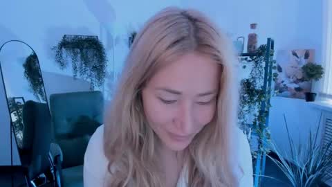 astramonroe online show from 22, 4, 2026