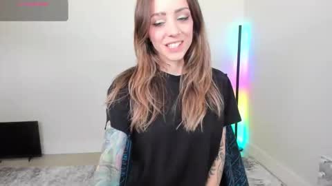 Snapshot of astridluxe chatting on 9, 6, 2026 Astrid Luxe online show from 9, 6, 2026
