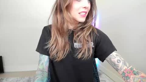 Snapshot of astridluxe chatting on 10, 6, 2026 Astrid Luxe online show from 10, 6, 2026