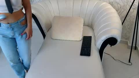 Aura sanders online show from 5, 2, 2026