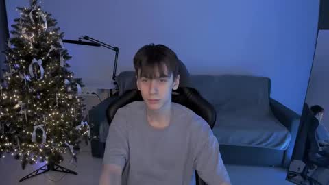 Snapshot of auracrye chatting on 12, 1, 2025 auracrye online show from 12, 1, 2025