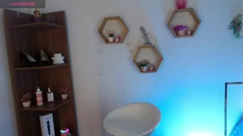 aurorahans online show from 7, 4, 2026