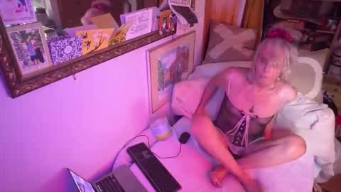 Snapshot of auroraleve42 chatting on 7, 6, 2026 Auroral Eve online show from 7, 6, 2026