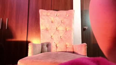 Saraaaa independent model 3 online show from 4, 2, 2025