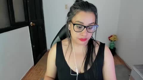 SandyMODELINDEPENDIENT online show from 4, 3, 2025
