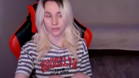 baby_kitte online show from 12, 12, 2024