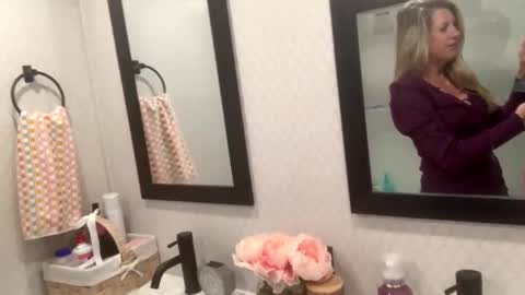 Happy Girl online show from 1, 1, 2025