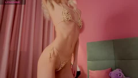 Snapshot of bella_stewarttt chatting on 25, 4, 2026 Bella NEW ROOM online show from 25, 4, 2026