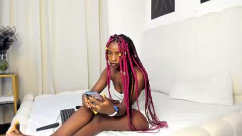 Snapshot of bella_thequeen chatting on 25, 6, 2026 Bella sweetpea online show from 25, 6, 2026