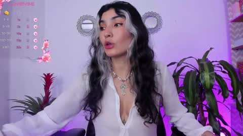 Snapshot of bella_thorne3 chatting on 9, 2, 2025 Bella online show from 9, 2, 2025