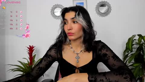 Snapshot of bella_thorne3 chatting on 2, 3, 2025 Bella online show from 2, 3, 2025